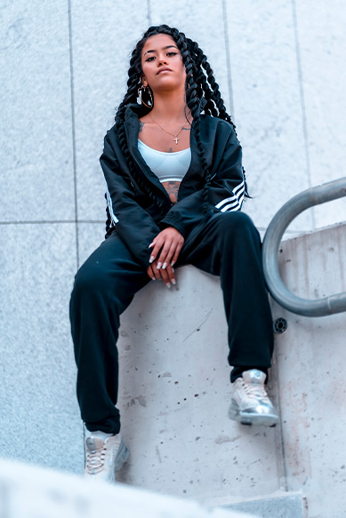 Jovem mulher com tranças vestindo roupas esportivas