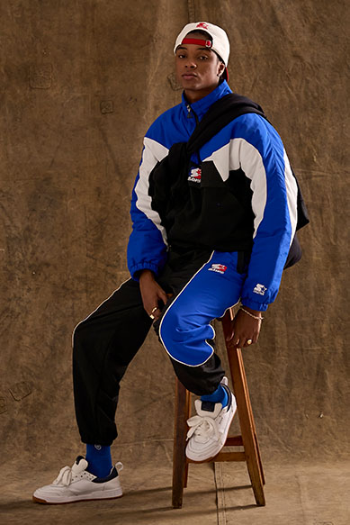 Jovem com roupa esportiva em ambiente neutro