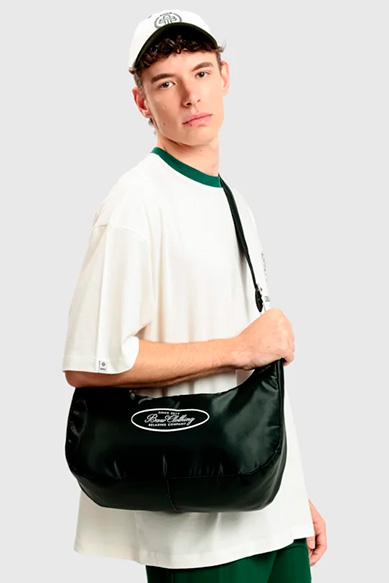 Jovem usando bolsa preta com logotipo