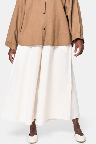 Look de moda feminina com blusa e saia brancas