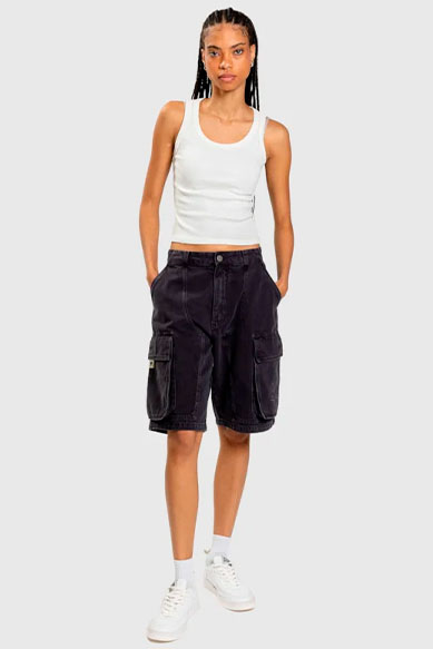 Moça com blusa branca e shorts cargo pretos