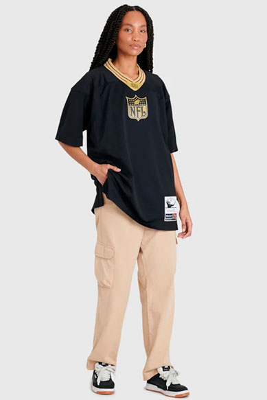 Moda feminina com camiseta NFL e calça cargo