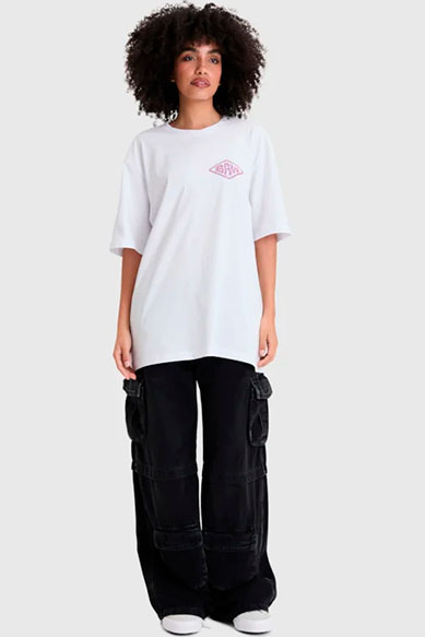 Modelo usando camiseta branca e calça cargo preta.