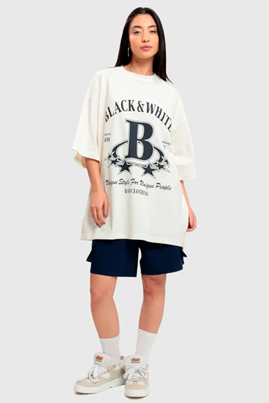 Modelo usando camiseta oversized branca com estampa
