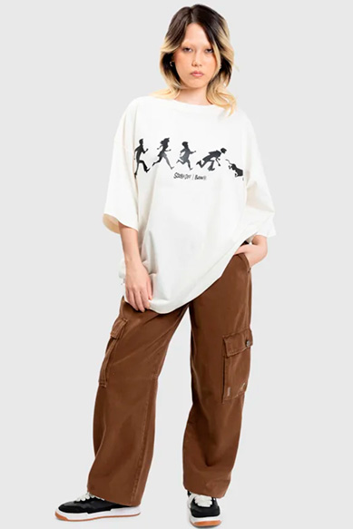 Modelo usando camiseta oversized e calças largas