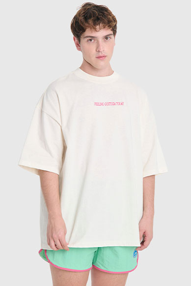 Modelo masculino usando camiseta oversized e shorts coloridos