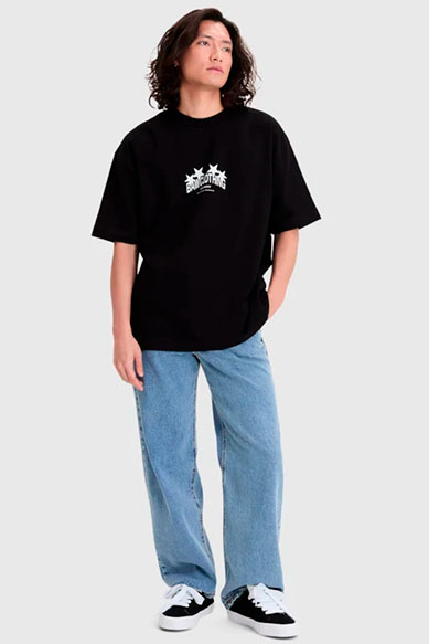 Modelo usando camiseta preta e calça jeans larga