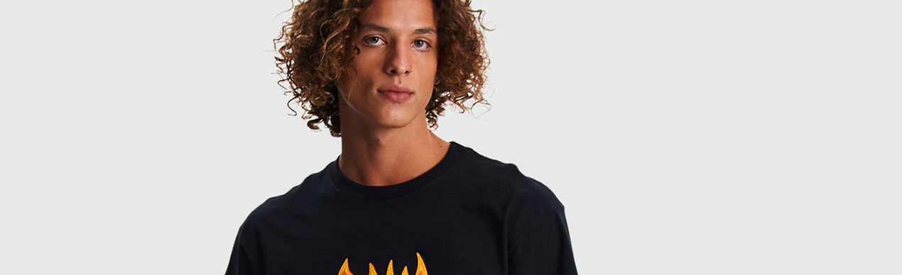 Modelo usando camiseta preta com estampa laranja