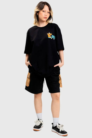Modelo usando camiseta preta e shorts cargo.