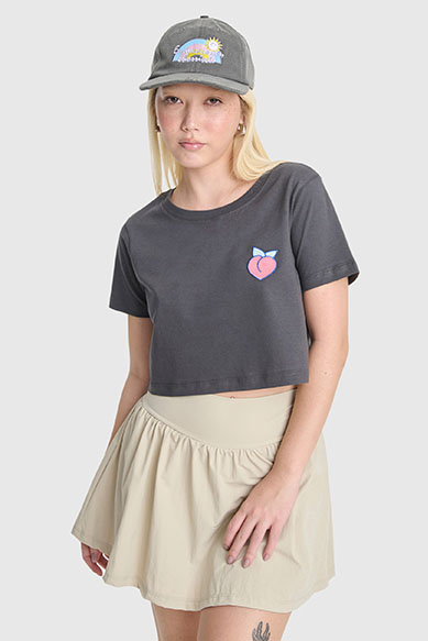 Modelo usando camiseta e saia de moda casual feminina