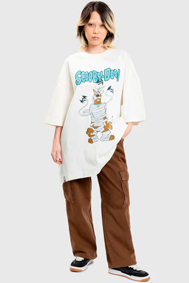 Modelo usando camiseta do Scooby-Doo com calças estilo cargo.