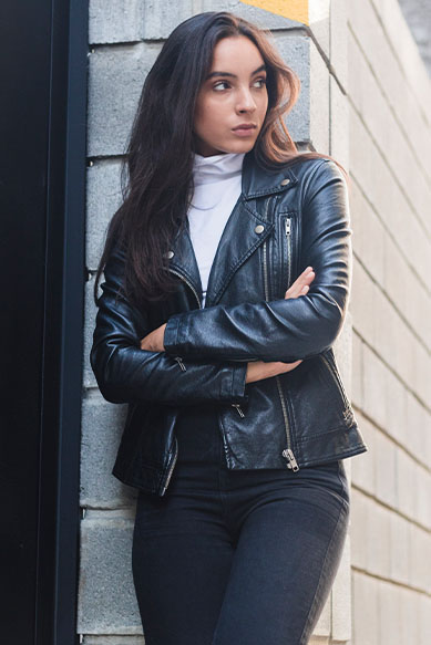 Modelo feminina com jaqueta de couro em pé