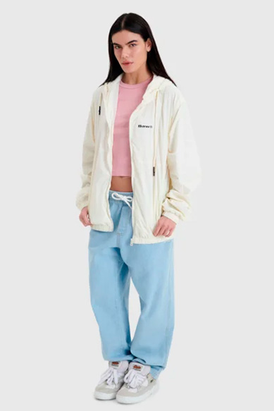 Modelo usando jaqueta branca e calça azul