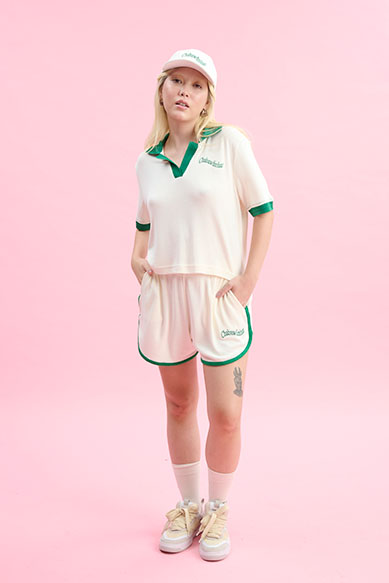 Modelo com look esportivo em fundo rosa