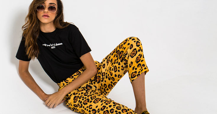 Modelo com look moderno em estampa de onça.
