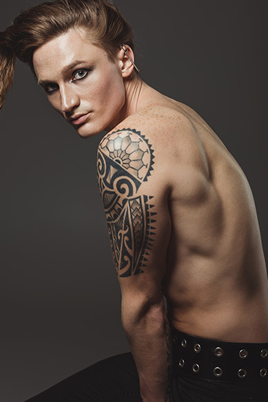 Modelo masculino com tatuagem tribal no ombro