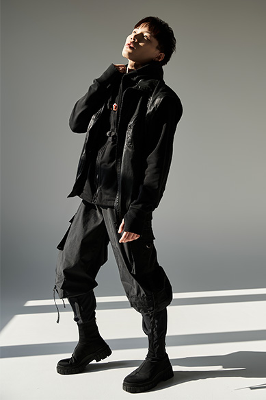 Modelo em pose estilosa com roupa preta