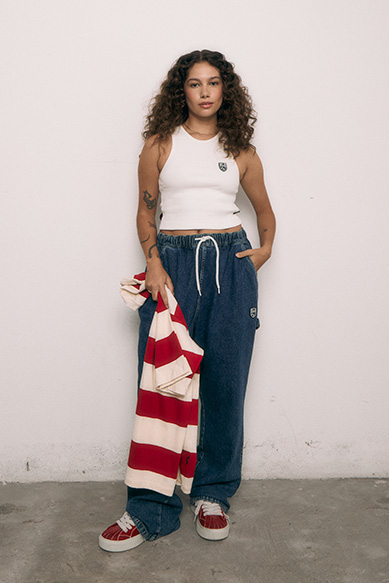 Modelo feminina com roupa casual e cabelos cacheados