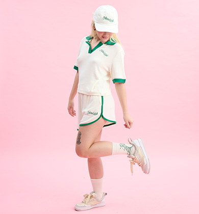 Modelo vestindo roupa casual em fundo rosa