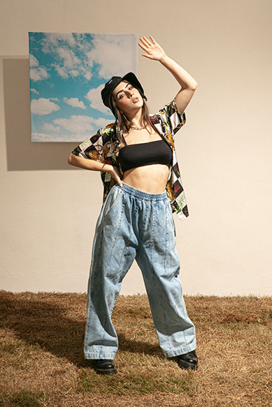 Modelo em pose divertida com roupa casual