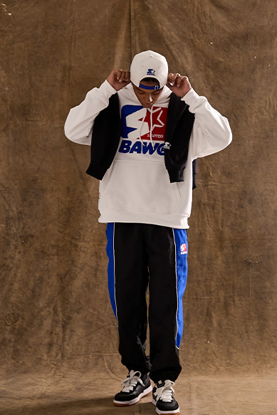 Modelo com roupa casual sportiva em fundo neutro