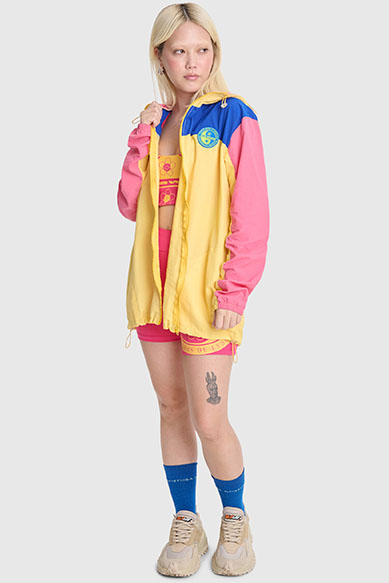 Modelo vestindo roupas coloridas e modernas