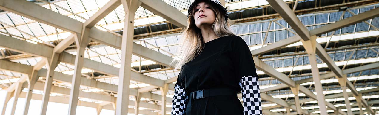 Modelo feminina com roupas em preto e branco em estrutura moderna