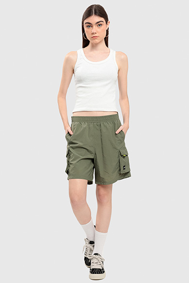 Modelo feminino usando shorts cargo verde.