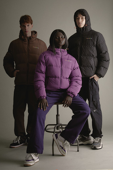 Grupo de jovens modelos em jaquetas acolchoadas fashion