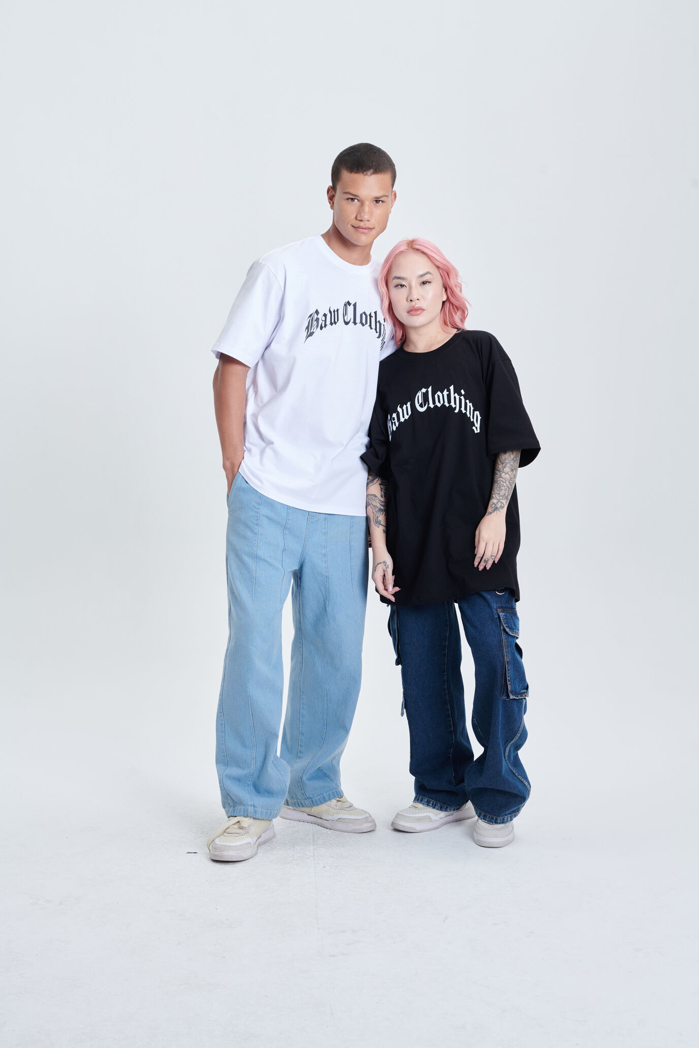 Modelo masculino e feminino com camisetas da Mau Clothing