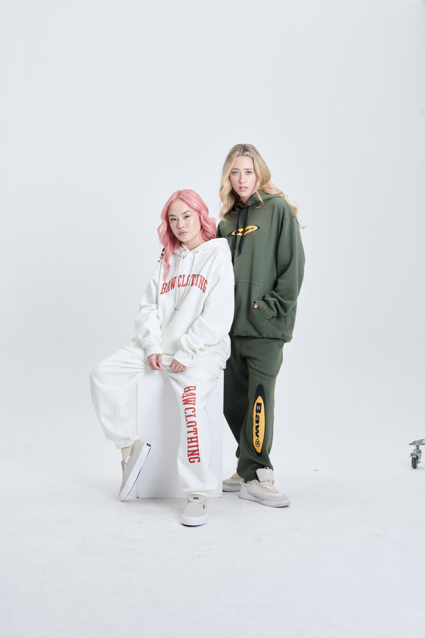 Duas modelos com roupas casuais da marca BAW Clothing.