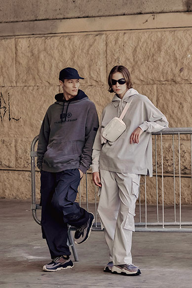 Modelo com roupas casuais e estilo urbano em ambiente moderno