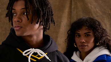 Modelo feminino e masculino em roupas urbanas