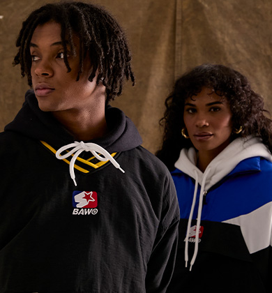 Modelo feminino e masculino em roupas urbanas