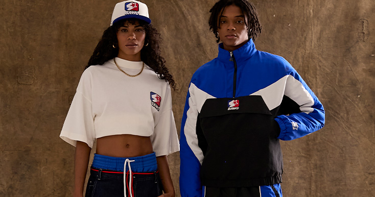 Modelo masculino e feminino em roupas esportivas coloridas