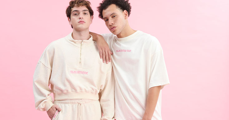 Modelos usando roupas urbanas em fundo rosa