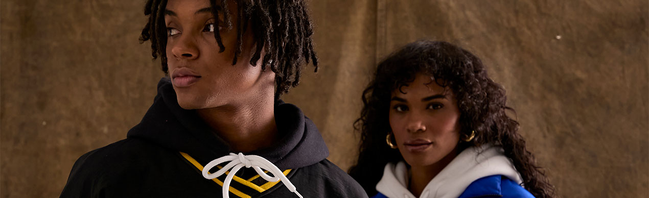 Modelo feminino e masculino em roupas urbanas