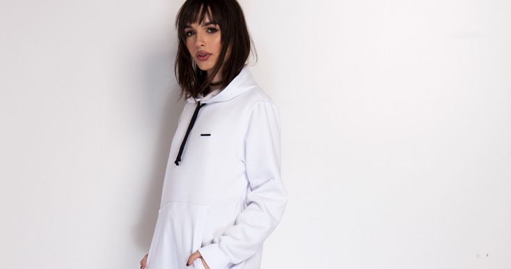 Mulher usando moletom branco com capuz