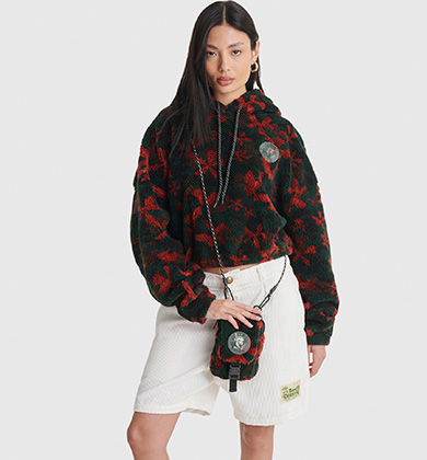 Jovem com moletom floral e shorts brancos