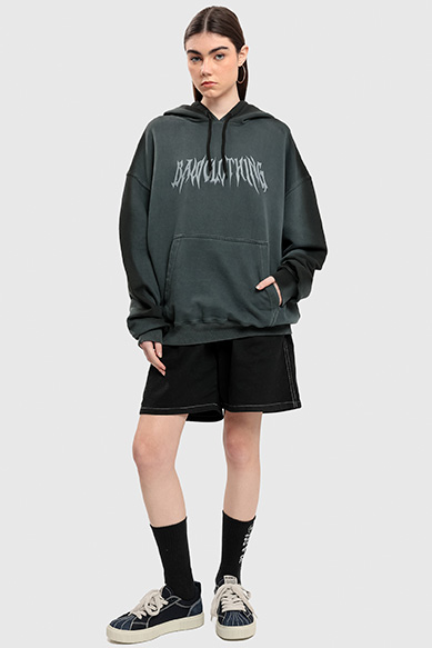 Jovem usando moletom oversized com estampa estilizada