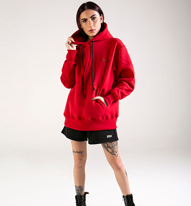 Modelo usando moletom vermelho e shorts pretos