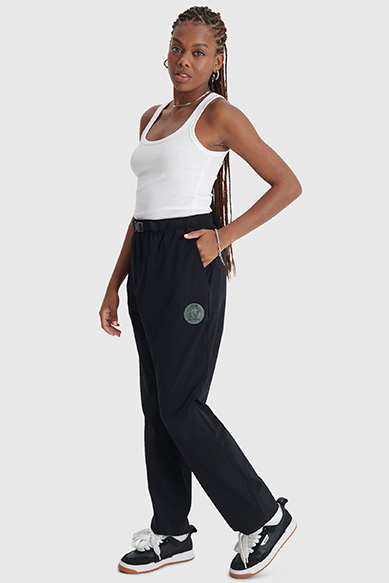 Mulher usando calça preta e camiseta branca