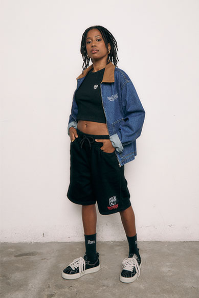 Mulher com estilo urbano usando jaqueta denim e shorts