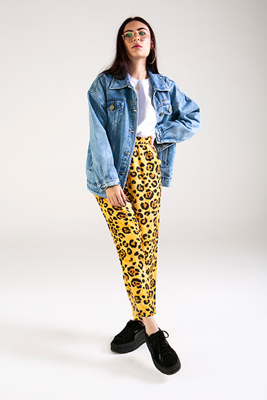 Mulher com jaqueta jeans e calça de onça
