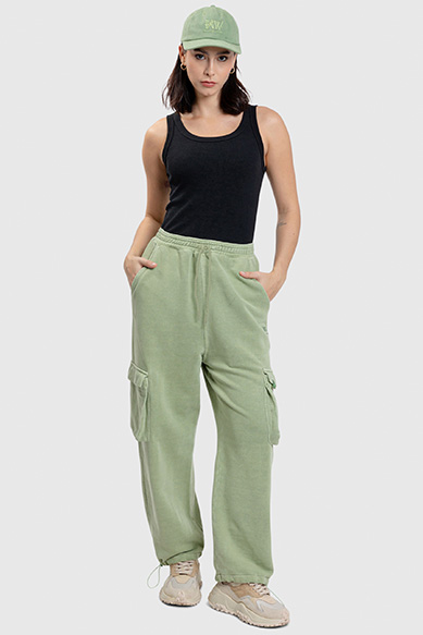 Mulher usando roupa de moletom verde e boné