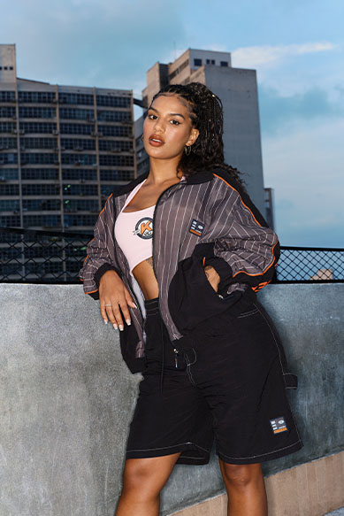 Mulher vestindo roupa esportiva em área urbana