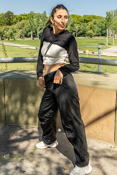 Mulher vestindo roupa de treino em parque.