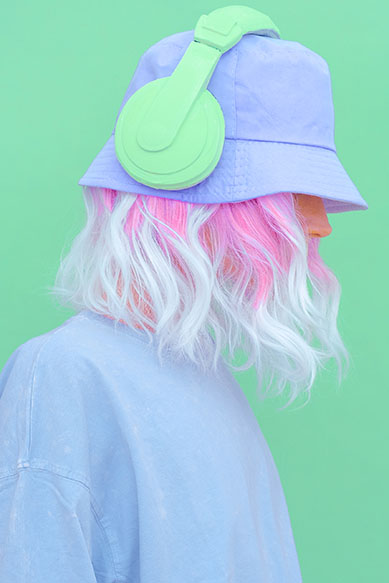 Pessoa com cabelo colorido e fone de ouvido verde