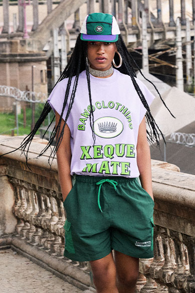 Modelo feminina com roupa casual em cenário urbano.