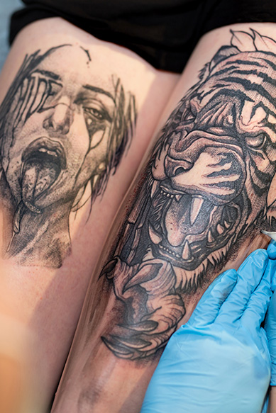 Tatuagens detalhadas em coxa humana